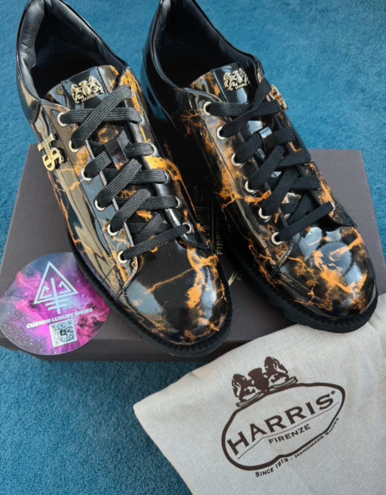 NIEUW Harris Sneaker UK10 On-Fire Zwart Goud/Geel/Oranje, Overige kleuren, Verzenden, Nieuw, Sneakers of Gympen