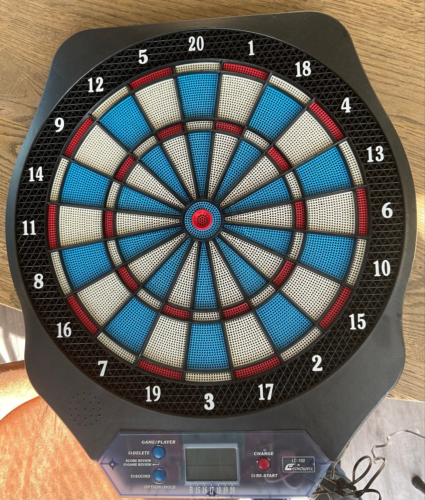 Elektronisch dartbord met pijlen en accessoires, Sport en Fitness, Ophalen of Verzenden, Gebruikt, Dartbord met pijlen, Elektronisch