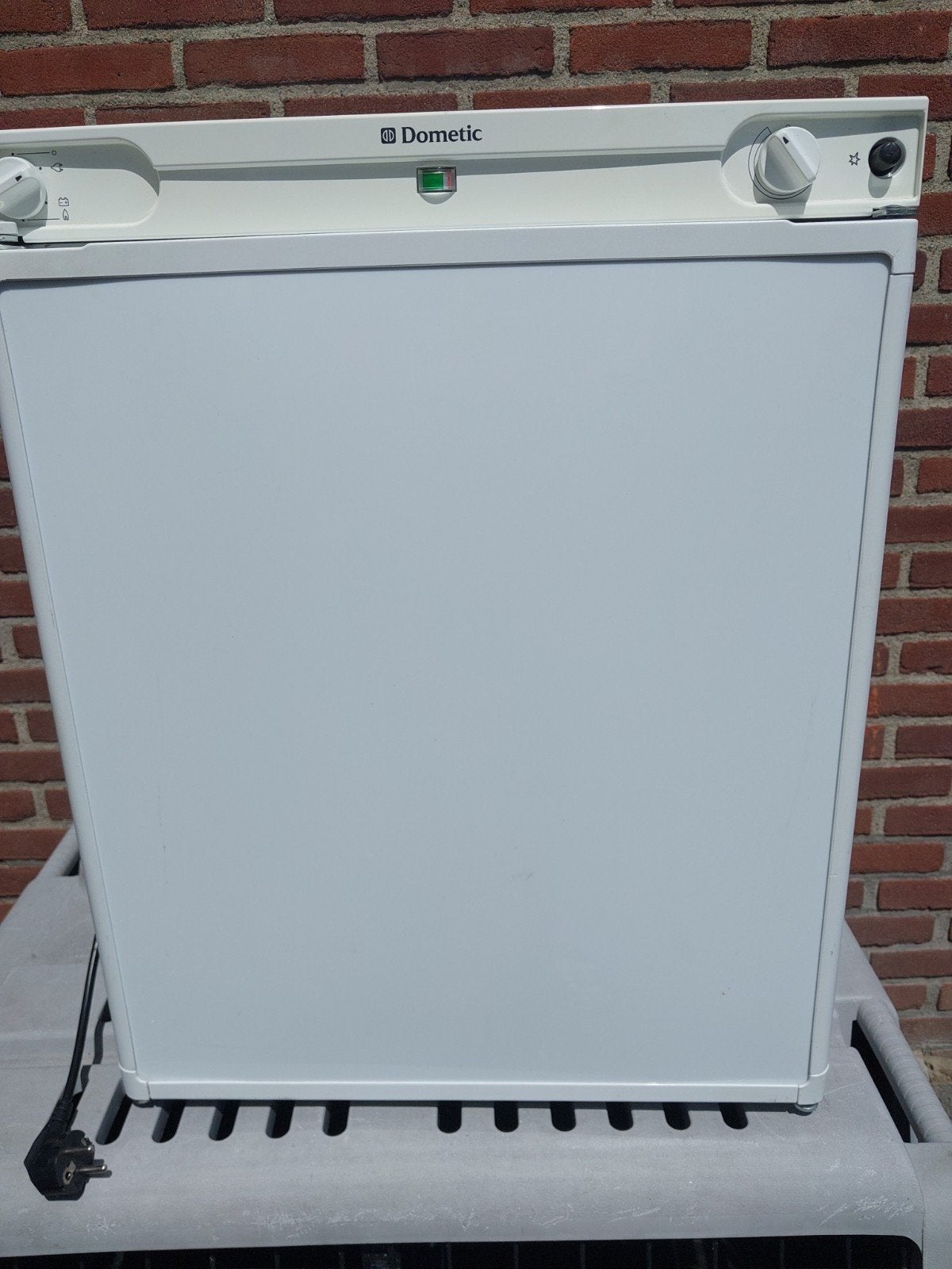 Dometic mini koelkast 42L met vriesvak 220V/12V/Gas, Witgoed en Apparatuur, Koelkasten en IJskasten, Ophalen of Verzenden, Met vriesvak