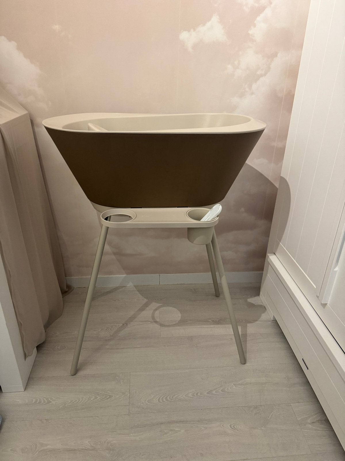 We Too babybadje met standaard en badzitje Chestnut, Kinderen en Baby's, Badjes en Verzorging, Zo goed als nieuw, Badje, Standaard
