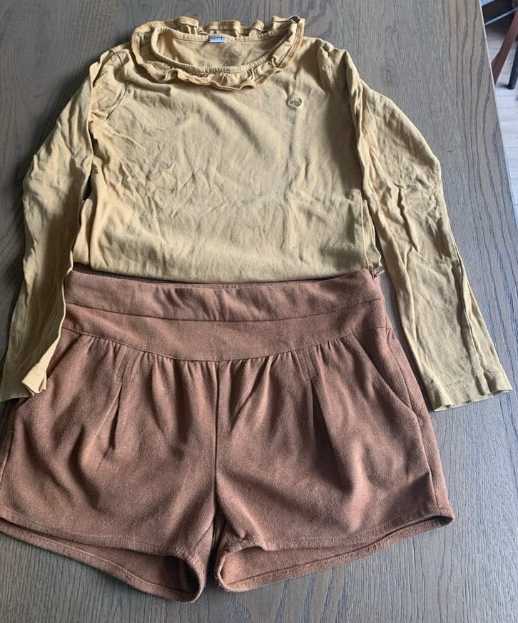 Leuke set: okergeel shirt+bruine short, mt 122/128, Ophalen of Verzenden, Gebruikt, Meisje, Setje