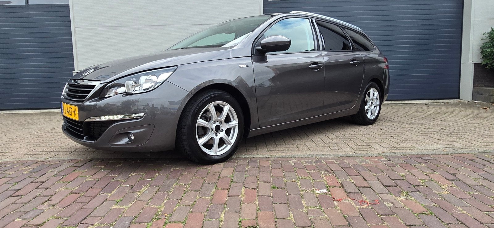 Peugeot 308 1.2 E-thp 81KW/110PK SW 2016,nw koppeling Grijs, Auto's, Voorwielaandrijving, Dealer onderhouden, Stof, Zwart