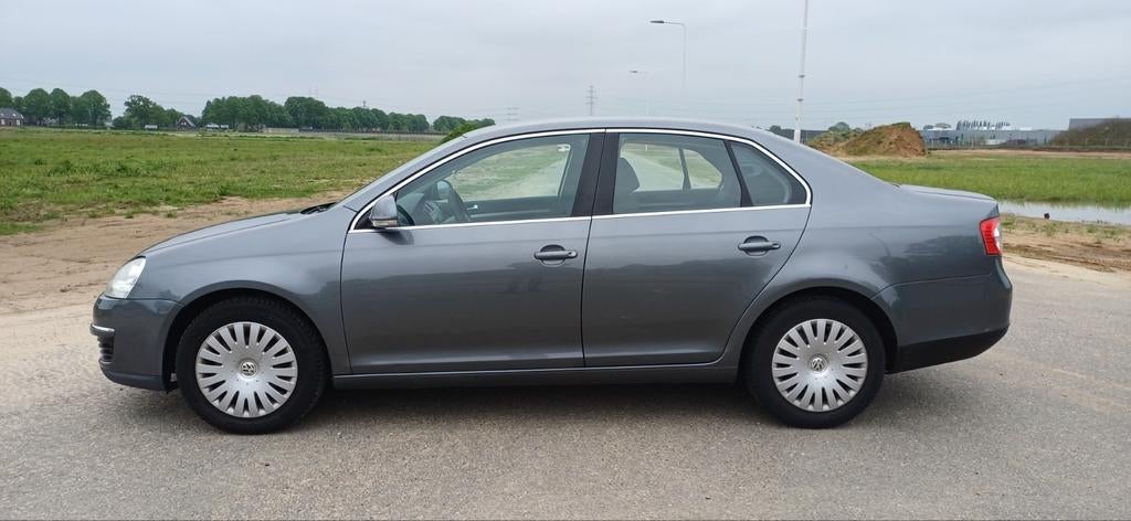 Volkswagen Jetta 1.6 75KW 2006 Grijs Export, Stof, 4 cilinders, Handgeschakeld, Grijs