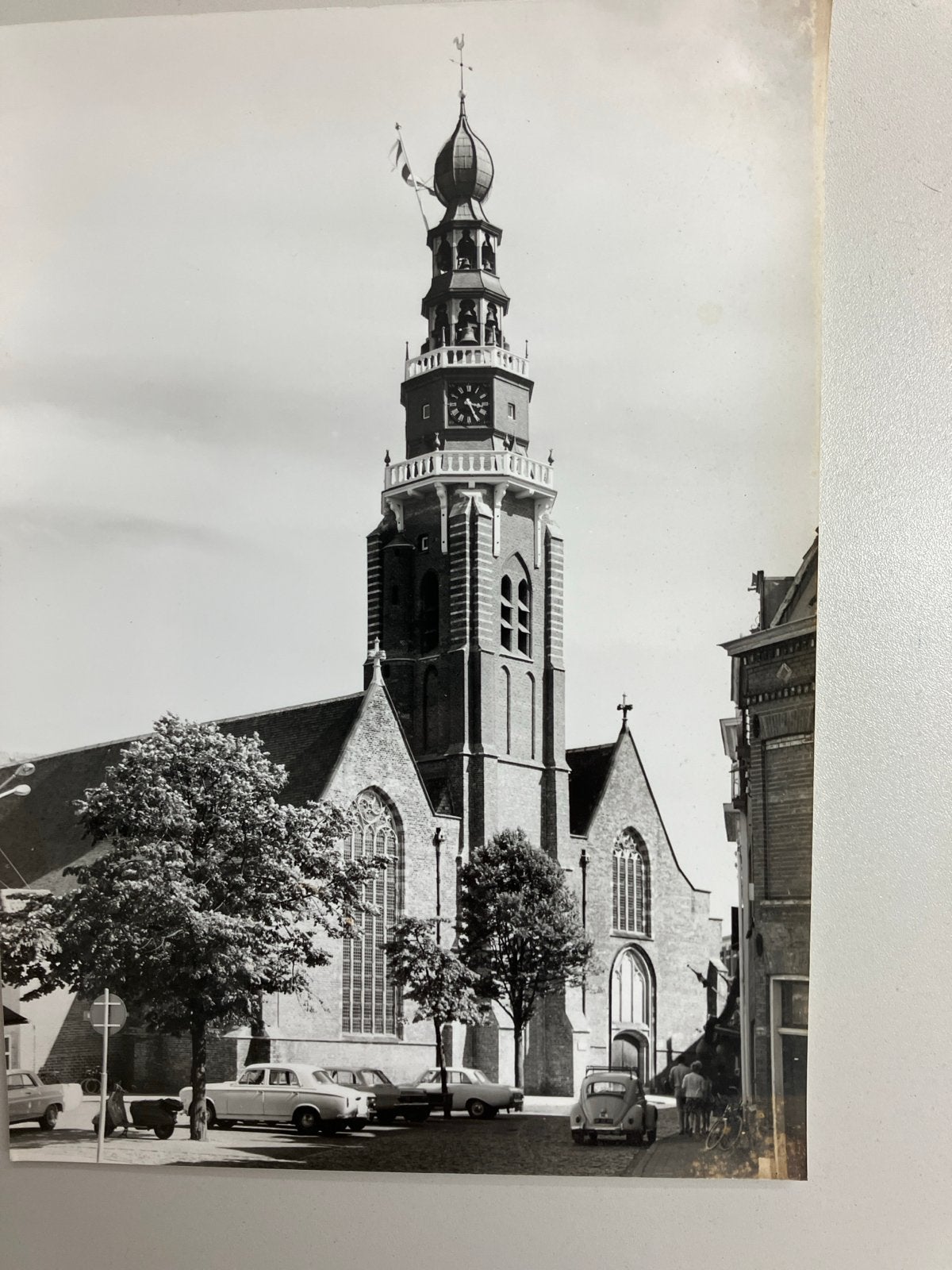 Grote foto Sint Jacobskerk Vlissingen met oldtimers, Gebruikt, Verzenden, Foto, 1940 tot 1960