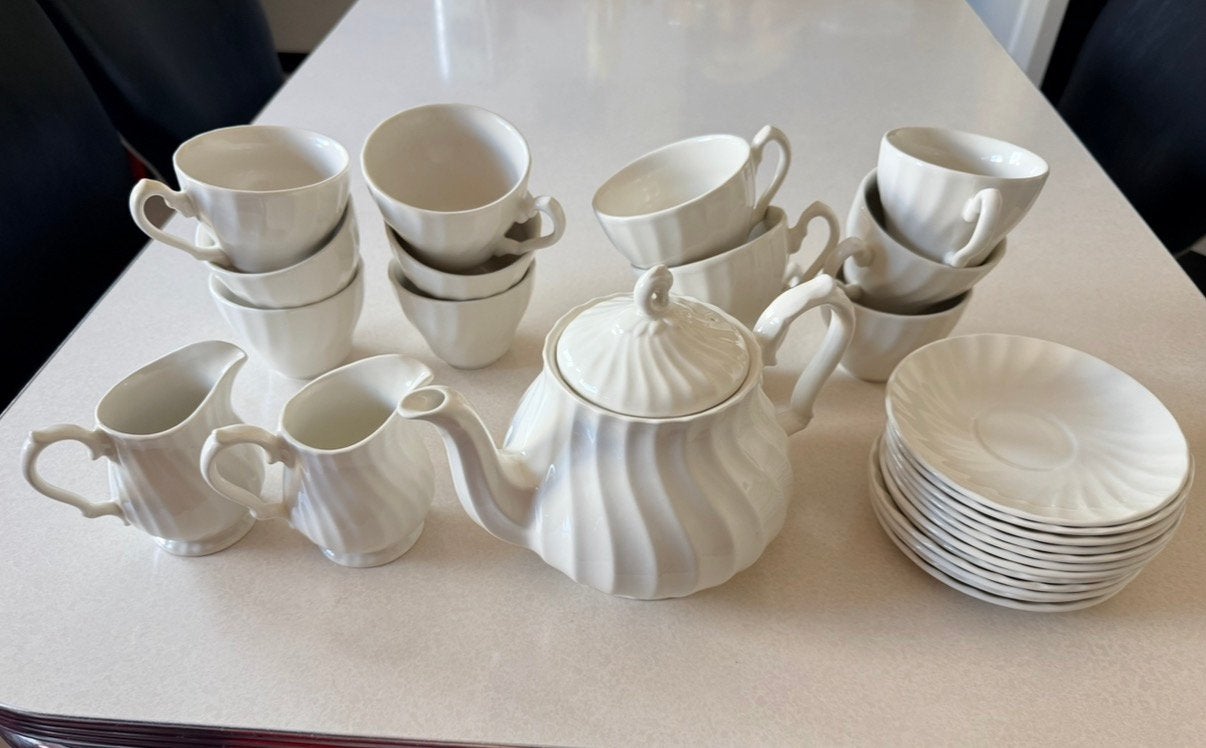 *Theekop met schotel 12 stuks, theepot, melkkan 2 stuks*, Huis en Inrichting, Ophalen of Verzenden, Zo goed als nieuw, Porselein