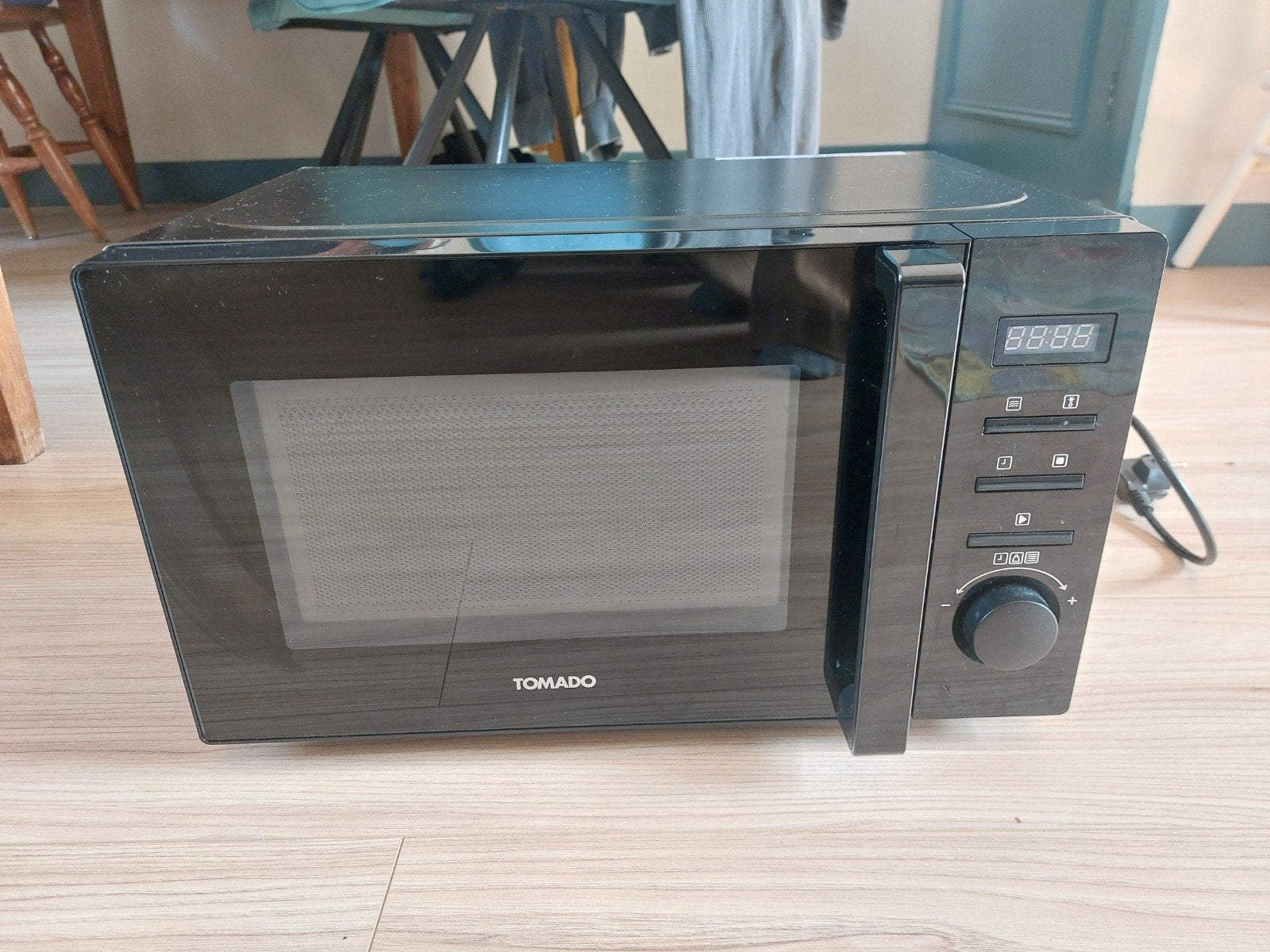 Tomado TMS2002B Magnetron - 20L, 700W, Digitaal, Ophalen, Minder dan 45 cm, Draaiplateau, Vrijstaand