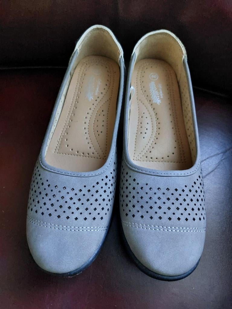 Grijze instappers met geperforeerd patroon maat 40 op halen, Kleding | Dames, Ophalen of Verzenden, Zo goed als nieuw, Grijs, Instappers