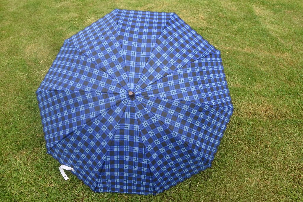 Grote klassieke blauw geblokte paraplu + houten handvat, Verzenden, Gebruikt, Blauw