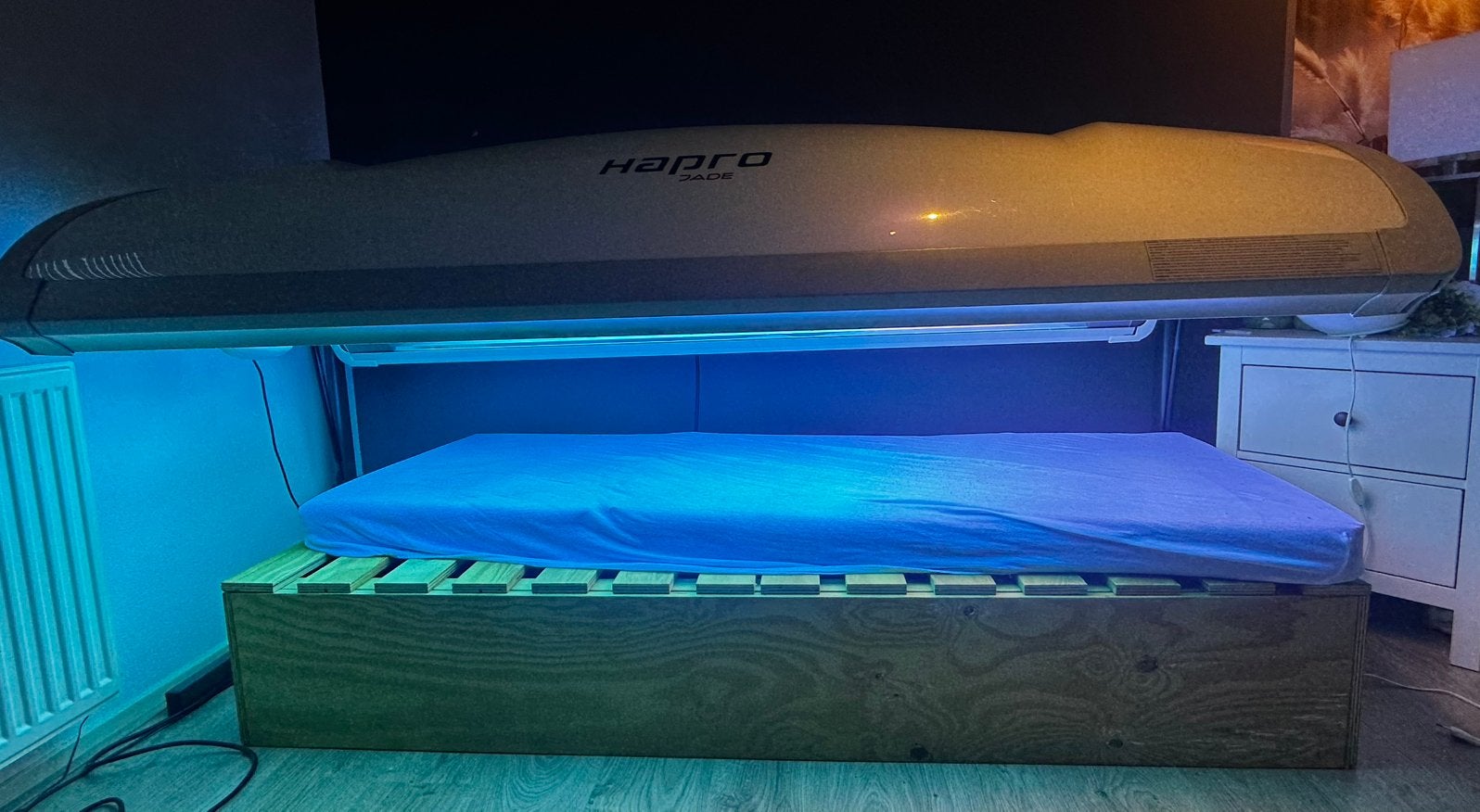 Hapro Jade zonnehemel inclusief houten ligbank en matras, Ophalen, Zo goed als nieuw, Zonnebank enkelzijdig, 10 tot 15 lampen