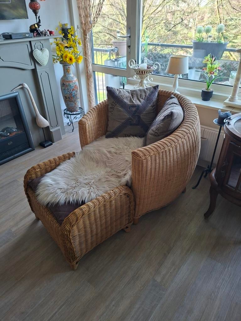 Rotan kuip stoel met voetenbank, Huis en Inrichting, Banken | Sofa's en Chaises Longues, Ophalen, Zo goed als nieuw, Eenpersoons