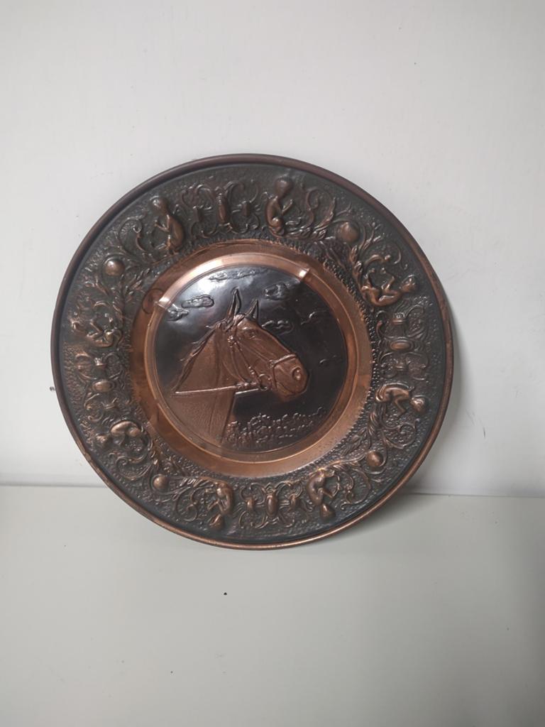 Leuke koperen en metalen wandplaten met paarden hoofden, Ophalen
