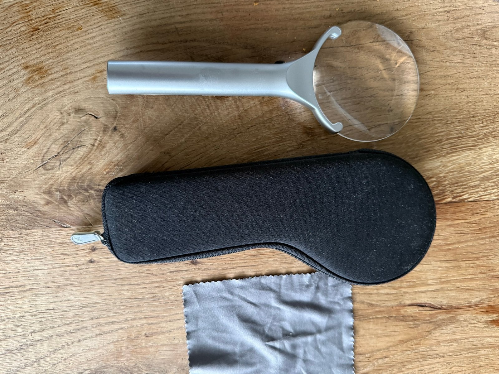 Vergrootglas met LED-verlichting en hoesje, Hobby en Vrije tijd, Vergrootglazen, Loepen en Loeplampen, Ophalen of Verzenden, Gebruikt