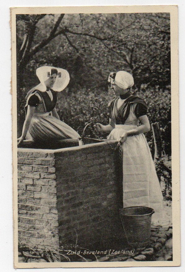 Zuid Beveland (18) klederdracht bij de waterput, Ophalen, 1920 tot 1940, Gelopen, Zeeland