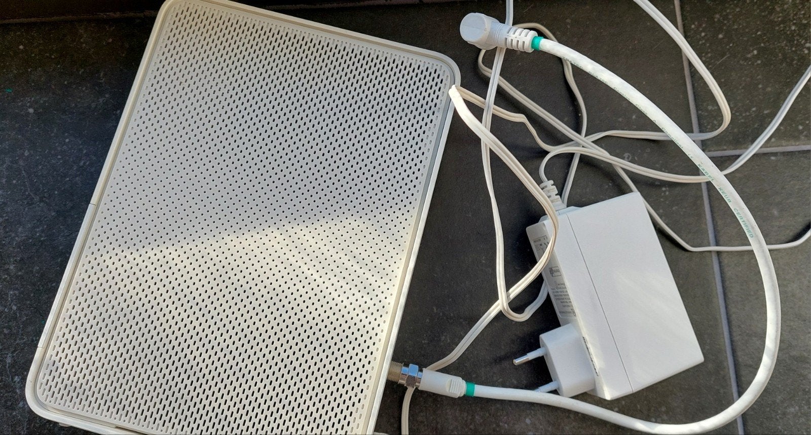 Ziggo modem / router inclusief adapter en f-connector kabel!, Computers en Software, Routers en Modems, Ophalen of Verzenden, Zo goed als nieuw