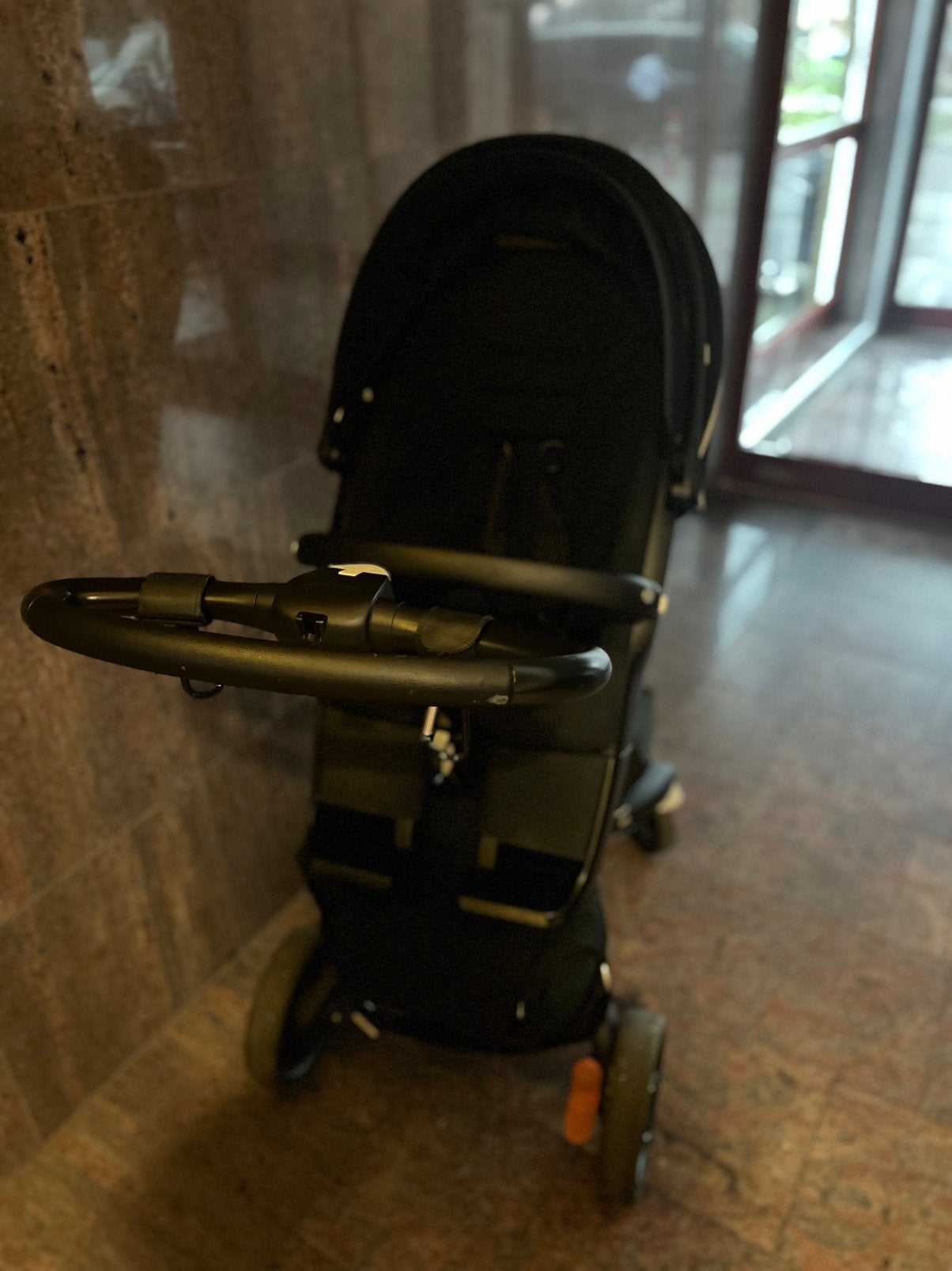 Stokke v6 kinderwagen (zwart), Kinderen en Baby's, Kinderwagens en Combinaties, Combiwagen, Ophalen, Overige merken, Verstelbare duwstang