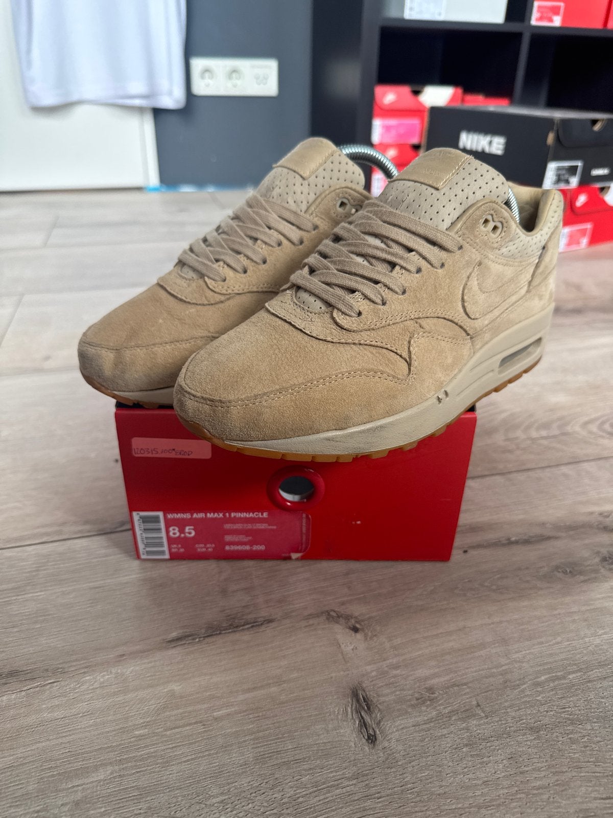 Nike Air Max 1 Pinnacle WMNS - Beige Suède Sneakers, Ophalen, Beige, Sneakers of Gympen, Gedragen