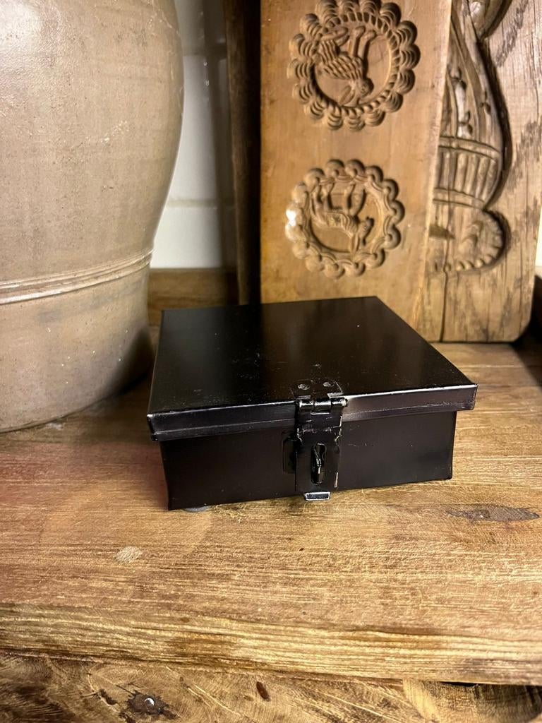 Klein zwart ijzeren kistje., Huis en Inrichting, Woonaccessoires | Kisten, Minder dan 50 cm, Ophalen of Verzenden, X, Minder dan 50 cm