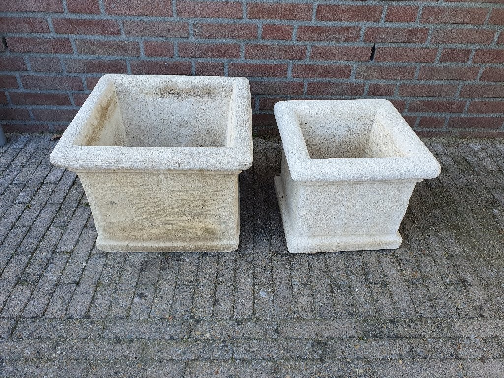 TWEE MOOIE VIERKANTE BETON BLOEMBAKKEN GOED MERK, Tuin en Terras, Bloembakken en Plantenbakken, Ophalen, Gebruikt, Minder dan 60 cm