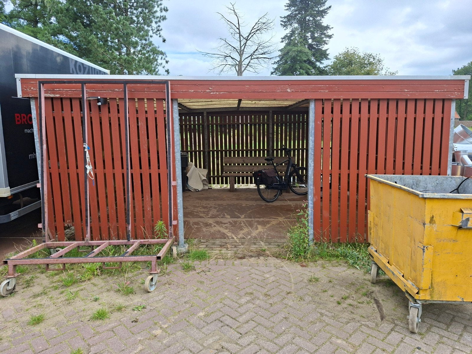 Robuuste fietsenstalling met overkapping te koop, Ophalen, Gebruikt