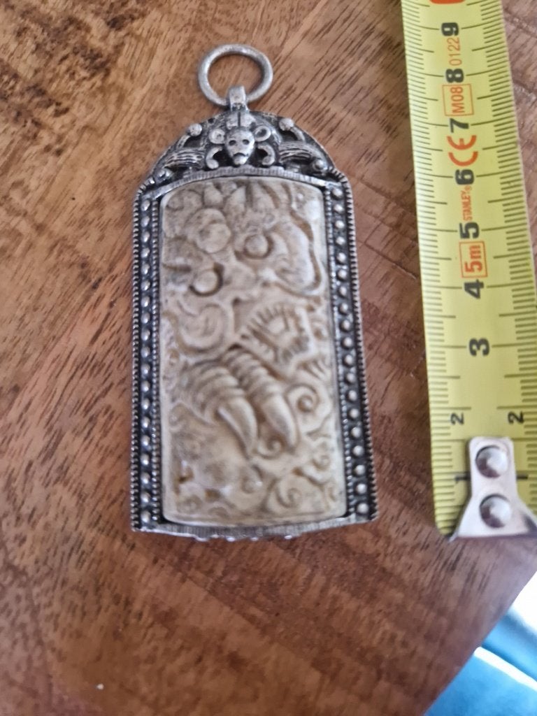 Antieke, Tibetaanse hanger met been., Ophalen of Verzenden, Overige materialen, Hanger