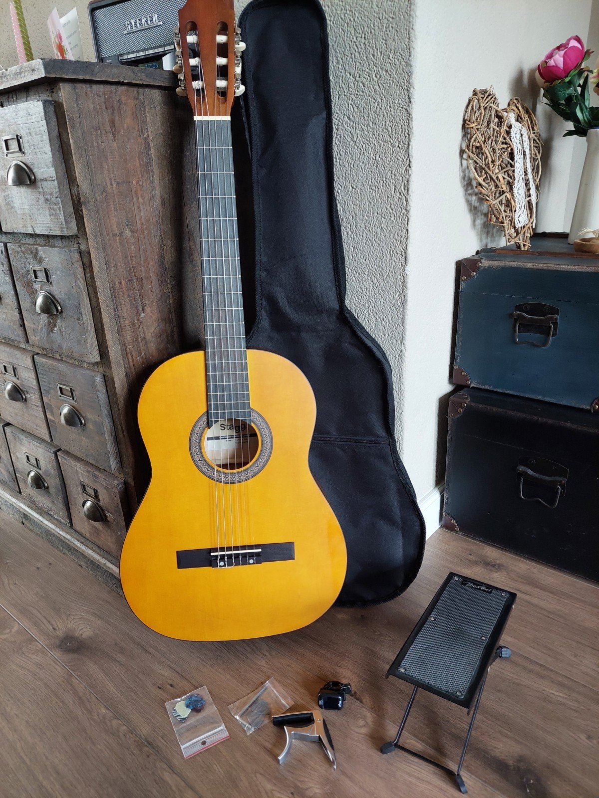 Stagg klassieke gitaar+ hoes+ voetensteun+ accessoires, Ophalen, Zo goed als nieuw, Klassieke of Spaanse gitaar