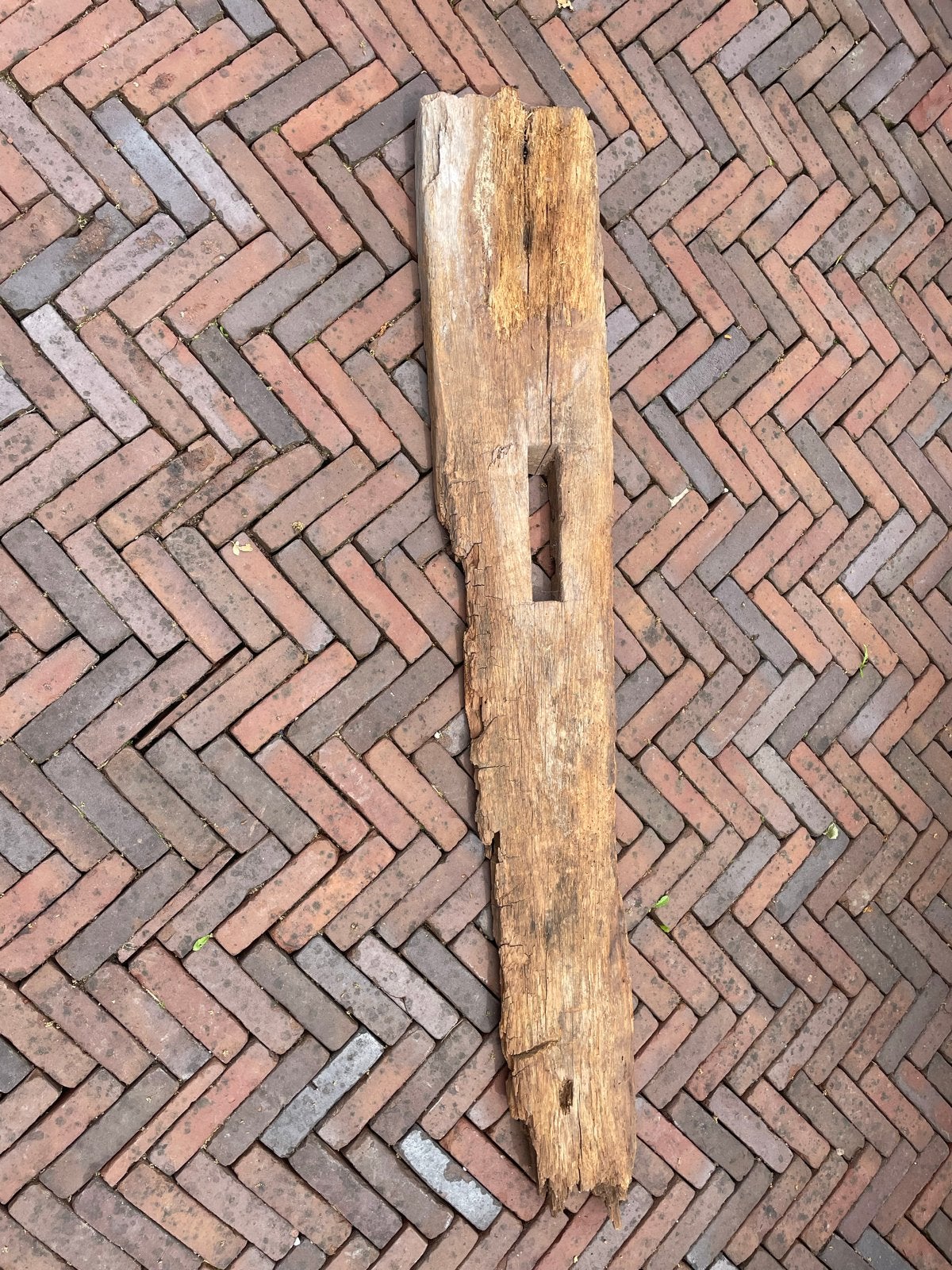 Oude houten balk met uitsparing, Doe-het-zelf en Verbouw, Hout en Planken, Gebruikt, Eiken, Ophalen of Verzenden, 200 tot 250 cm