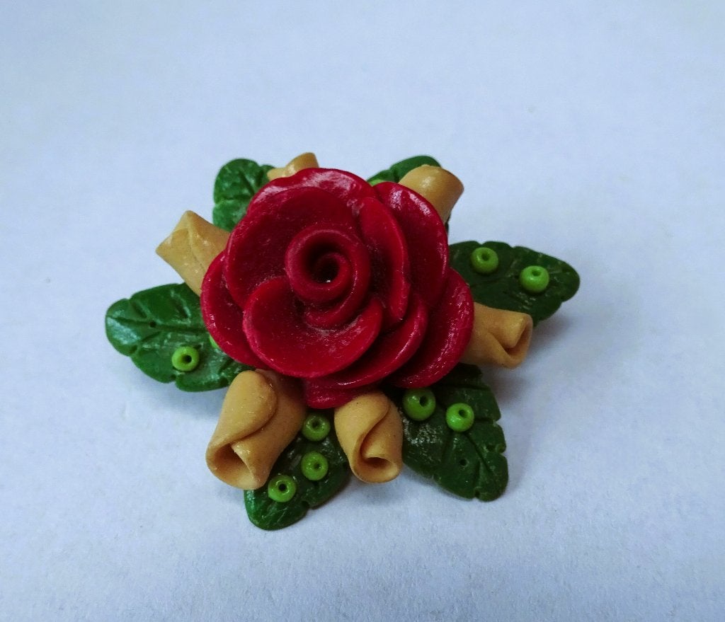 Broche rood roosje gele bloemetjes, groen blad van fimo klei, Overige materialen, Gebruikt, Verzenden, Minder dan 4 cm