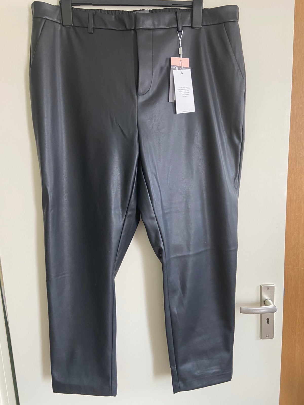 Nieuwe leatherlook broek van ONLY CARMAKOMA maat 50/52., Ophalen of Verzenden, Nieuw, Zwart, Broek of Spijkerbroek