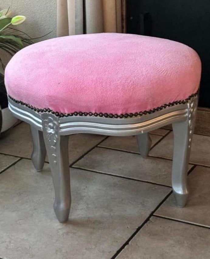 Roze poef met zilveren poten - Zo goed als nieuw, Huis en Inrichting, Stoelen, Zo goed als nieuw, Eén, Stof, Overige kleuren, Ophalen of Verzenden