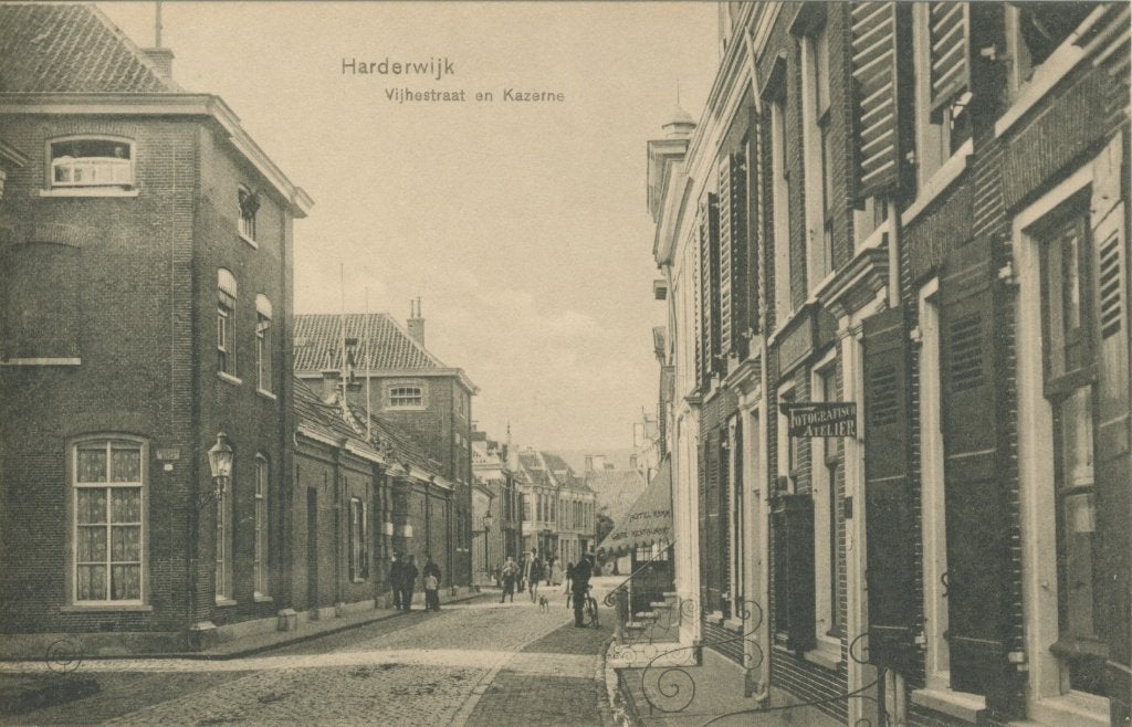 Ansichtkaart Harderwijk, Vijhestraat en Kazerne., Ophalen of Verzenden, 1920 tot 1940, Ongelopen, Gelderland