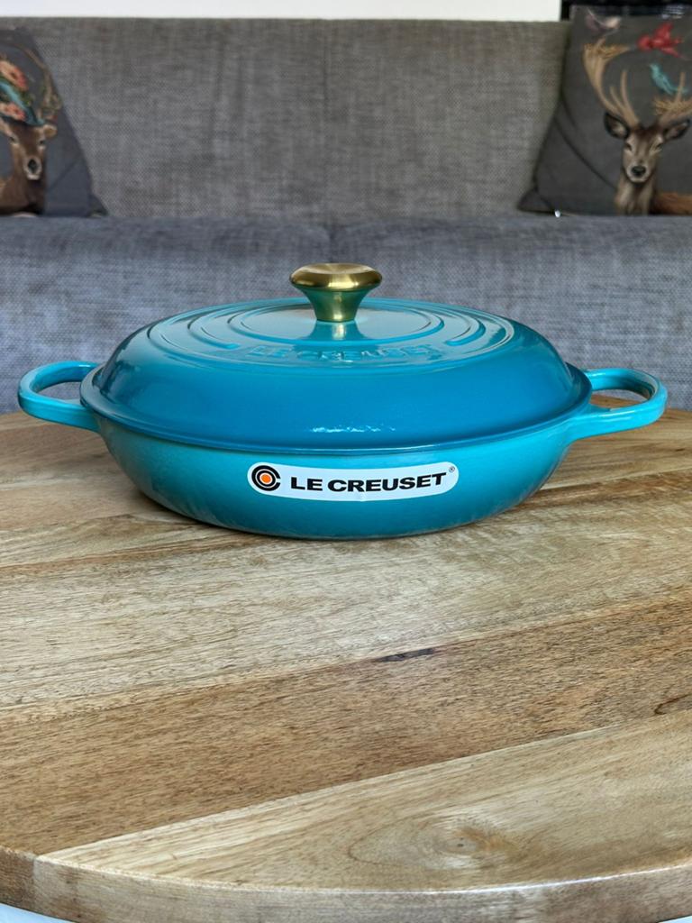 Le Creuset gietijzeren Campagnard 30 cm – Riviera Blue, Huis en Inrichting, Keuken | Potten en Pannen, Nieuw, Koekenpan of Braadpan