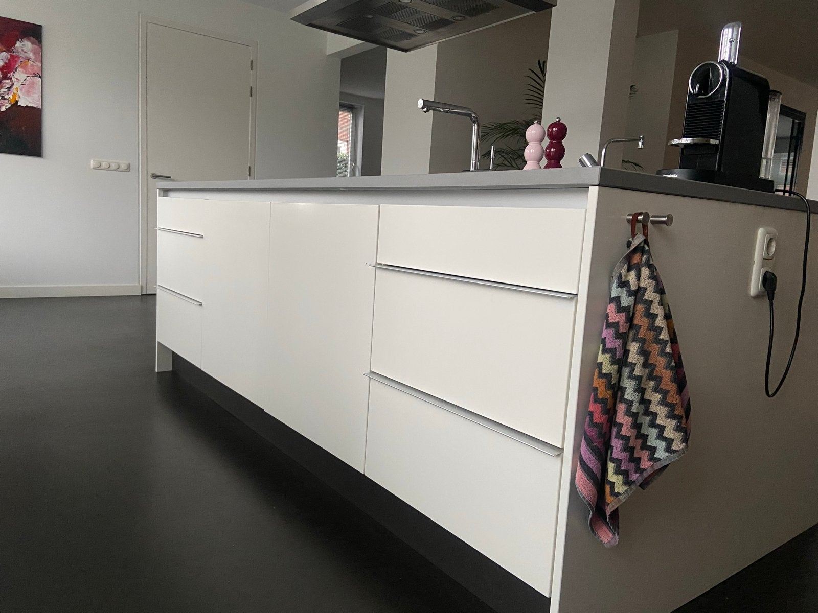Moderne witte keuken met kookeiland en inbouwapparatuur, Ophalen, Gebruikt, Wit, Met kookeiland