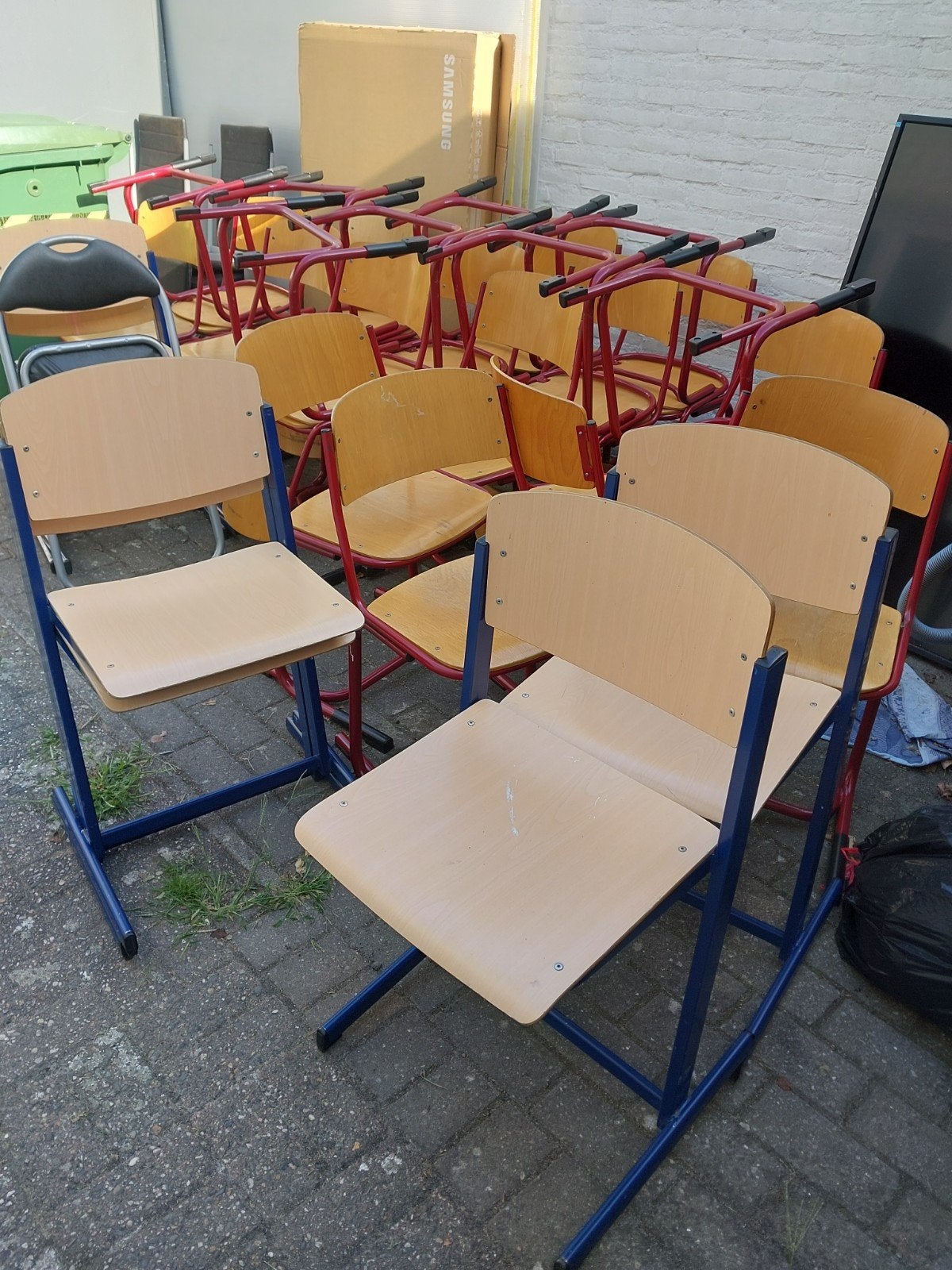 Partij schoolstoelen - rood en blauw frame, Gebruikt, Overige kleuren, School, Vintage, Ophalen of Verzenden