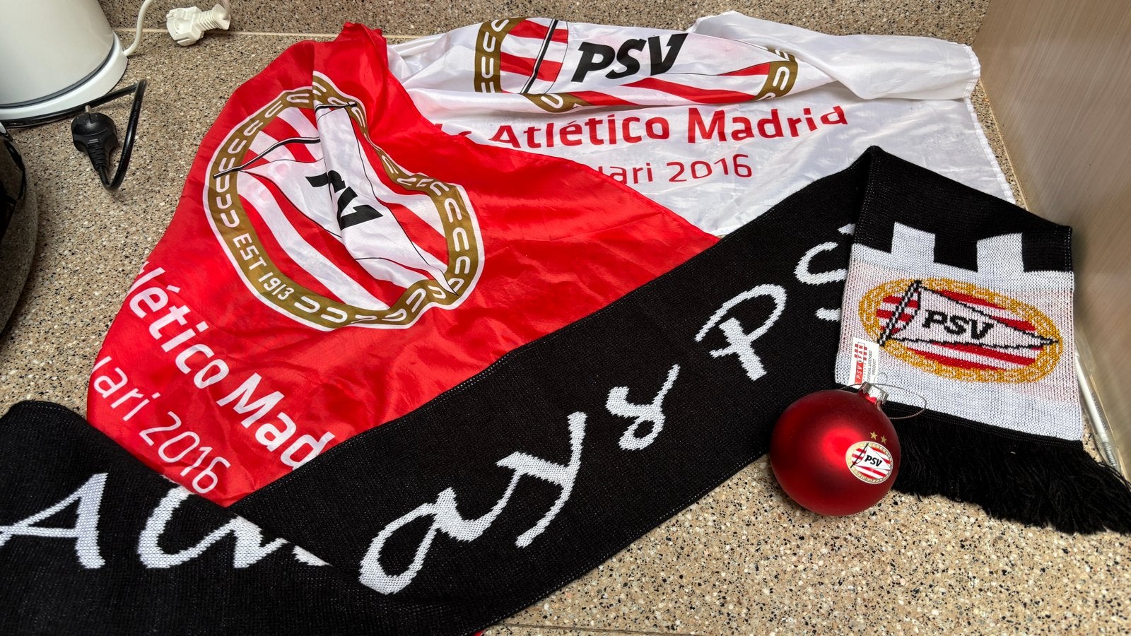 PSV fanspullen: Sjaal, Vlaggen, Kerstbal en Pasjeshouder, Ophalen, Gebruikt, PSV, Vaantje of Sjaal