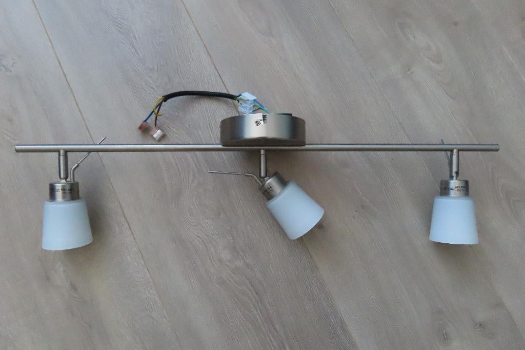 IKEA - model Basisk met 3 verstelbare spots incl. lampjes, Huis en Inrichting, Halogeen, Metaal of Aluminium, Ophalen of Verzenden