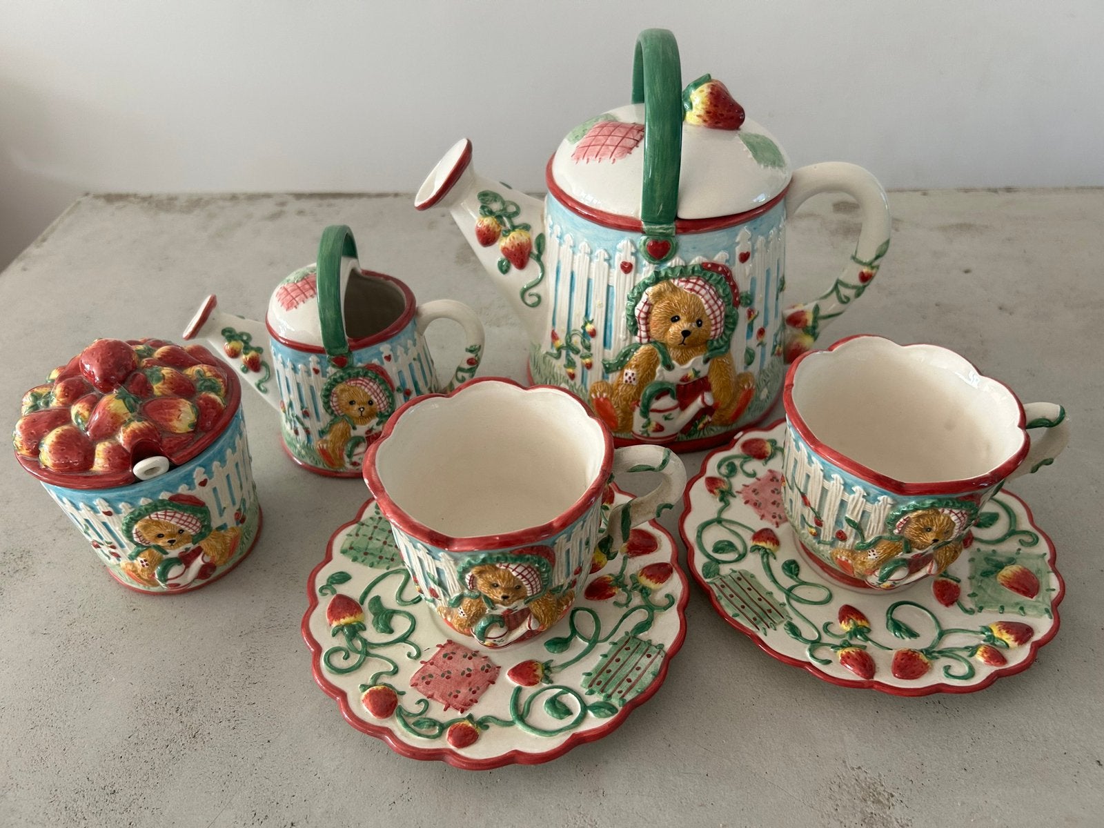 Mooi cherished teddies servies beertjes beer fruit aardbei, Antiek en Kunst, Ophalen of Verzenden