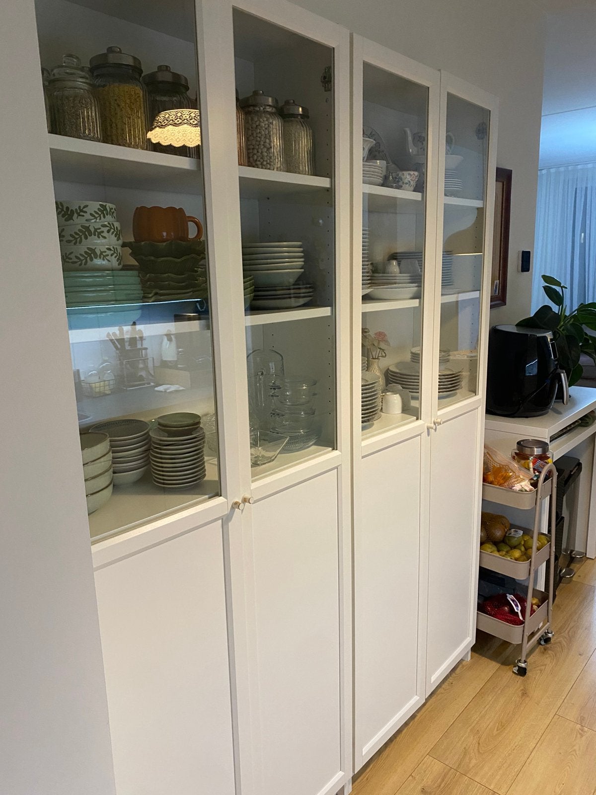 2 witte IKEA-vitrinekasten met glazen deuren – 200  80 cm, Ophalen, Zo goed als nieuw, 25 tot 50 cm, 50 tot 100 cm