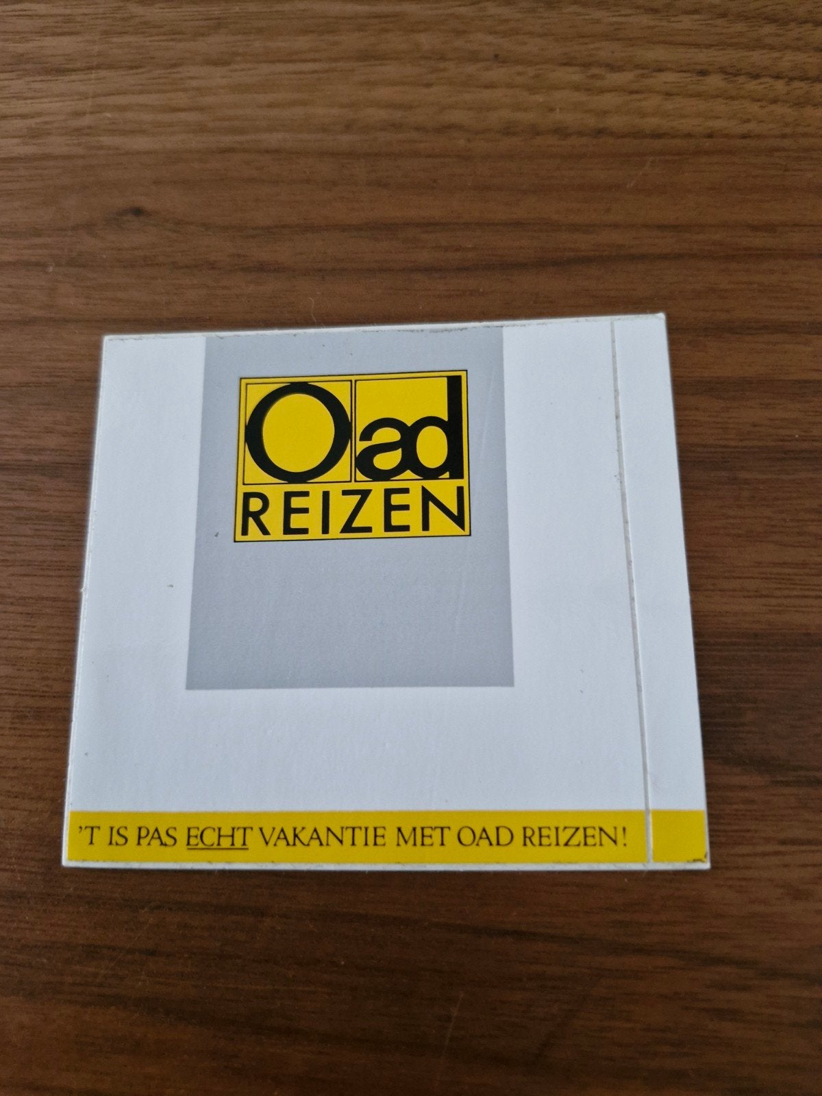 9975 Vintage Oad Reizen Sticker - 'T is pas echt vakantie, Verzamelen, Ophalen of Verzenden, Zo goed als nieuw, Bedrijf of Vereniging