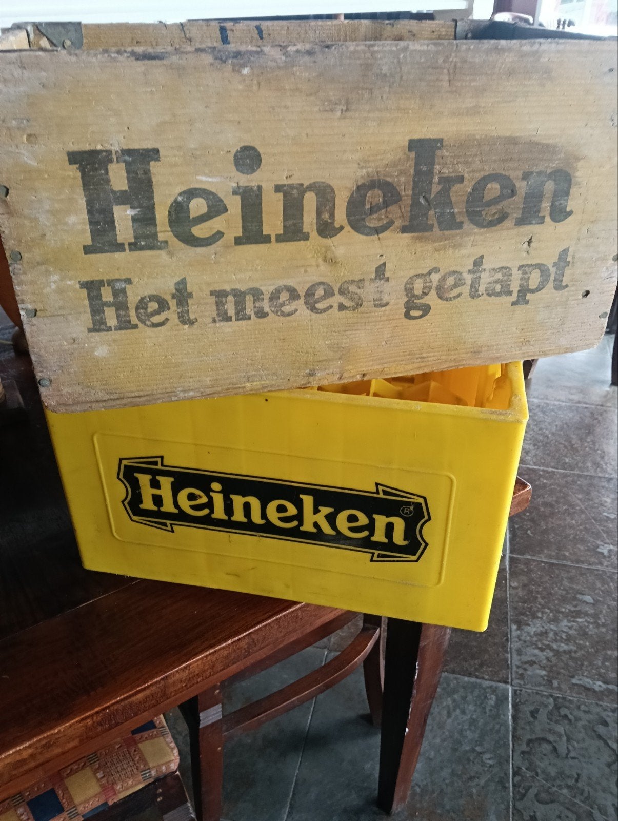 Twee oude Heineken bierkratten - Houten en plastic, Ophalen, Gebruikt, Heineken