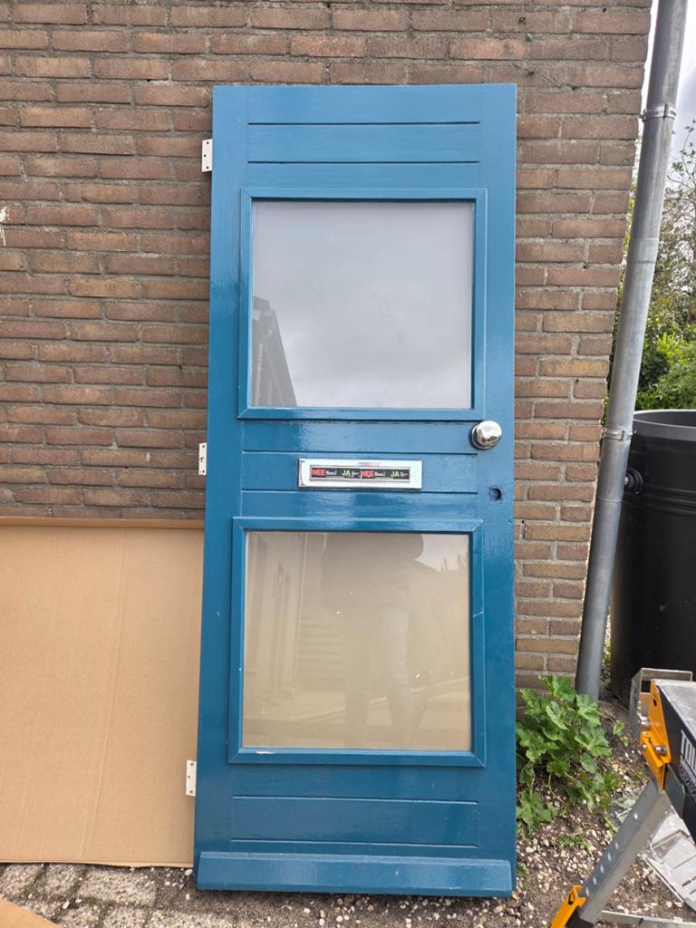 Blauwe buitendeur met glas en deurslot, Gebruikt, Ophalen of Verzenden, 200 tot 215 cm, Glas