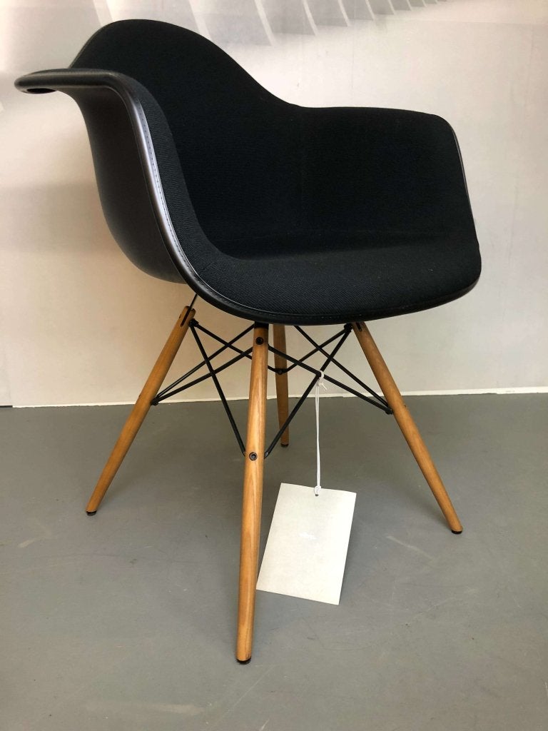 40x Vitra Eames DAW Zwarte Kuip stof zwart Esdoorn onderstel, Huis en Inrichting, Stoelen, Niet ingevuld, Zwart, Niet ingevuld
