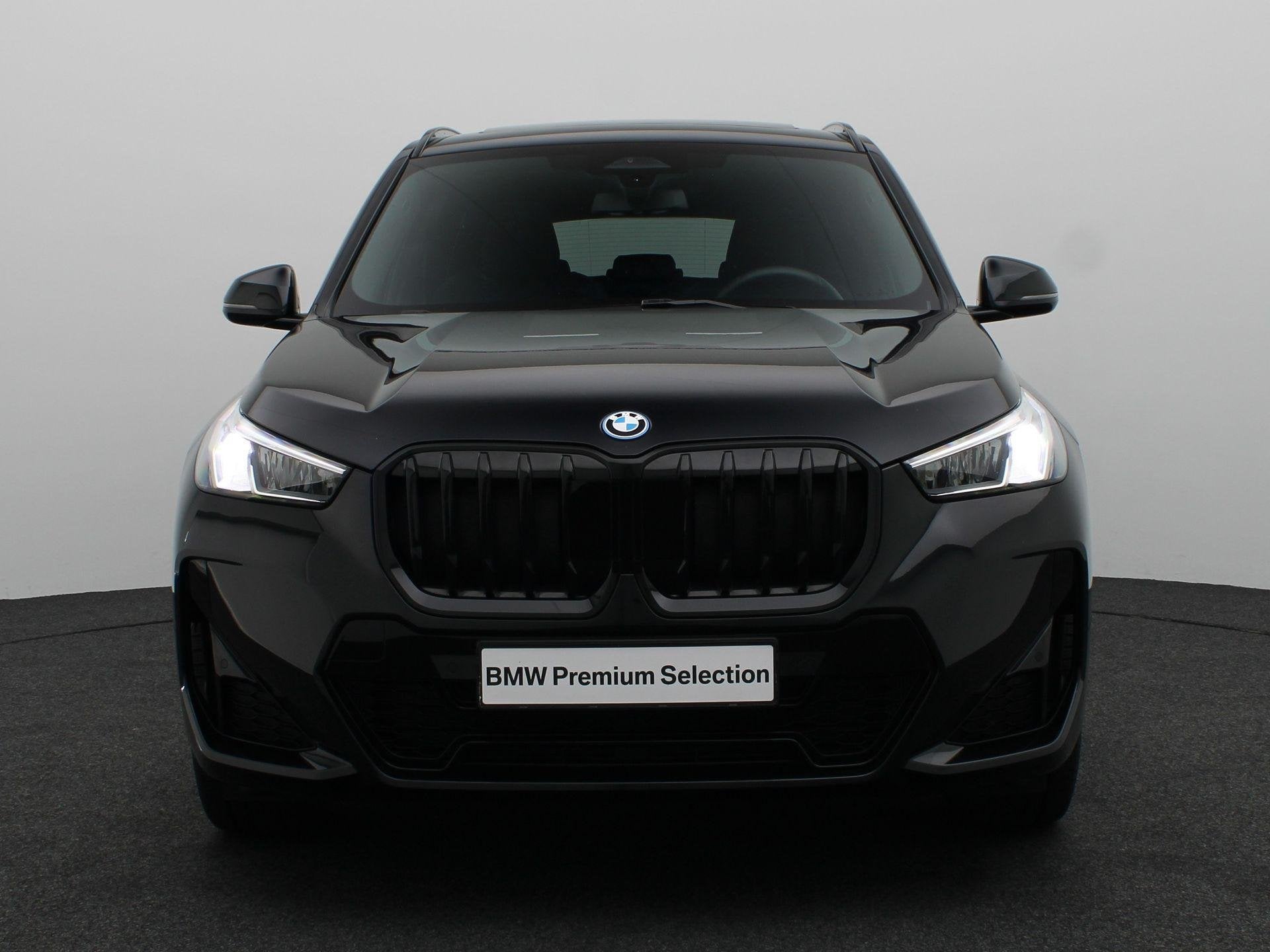 BMW X1 xDrive25e M Sportpakket | Travel Pack | Stuurwielrand, Auto's, 12 maanden, Stof, Gebruikt, Bedrijf