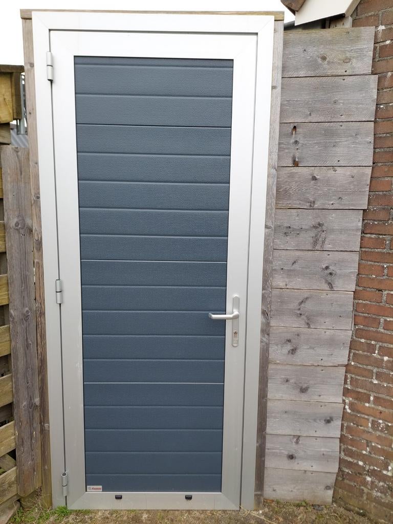 Geïsoleerde loopdeur - Perfect voor schuur of garage, Gebruikt, 80 tot 100 cm, Ophalen of Verzenden, Buitendeur