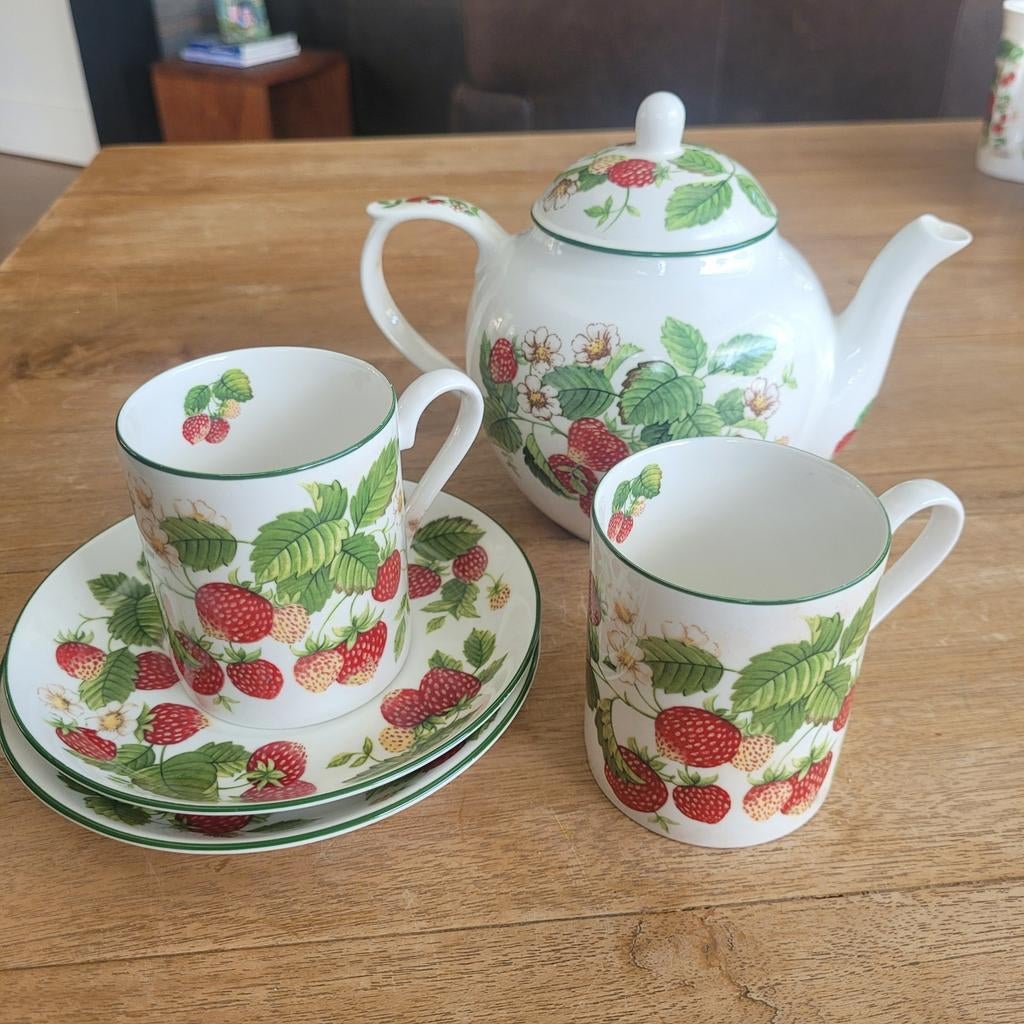 Roy Kirkham "Strawberry" theepot met 2 kop en schotels, Ophalen of Verzenden