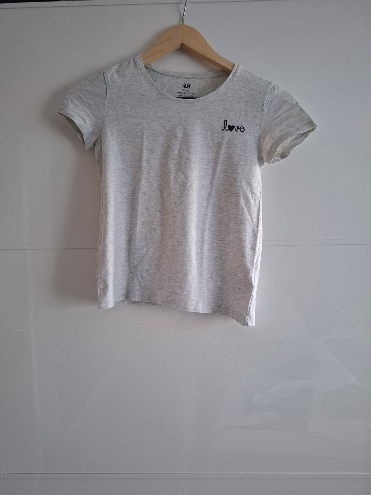 Grijs H&M Basic T-shirt met "love" Opdruk – Maat 146-152, Kinderen en Baby's, Kinderkleding | Maat 152, Gebruikt, Meisje, Shirt of Longsleeve