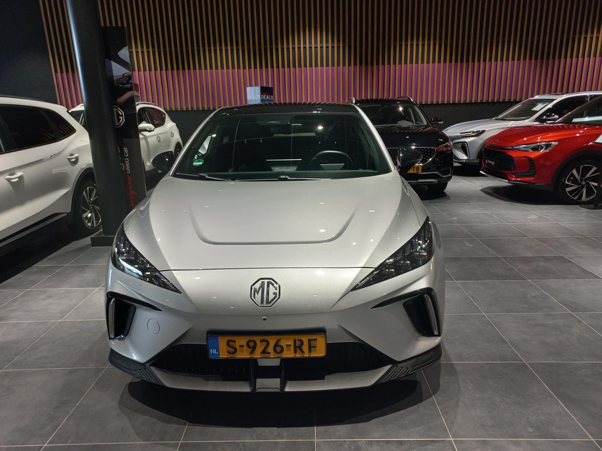 MG 4 Luxury 64 kWh | 360 camera | Stoel + Stuurverwarming |, Auto's, 12 maanden, Gebruikt, Automatische klimaatregeling, Origineel Nederlands