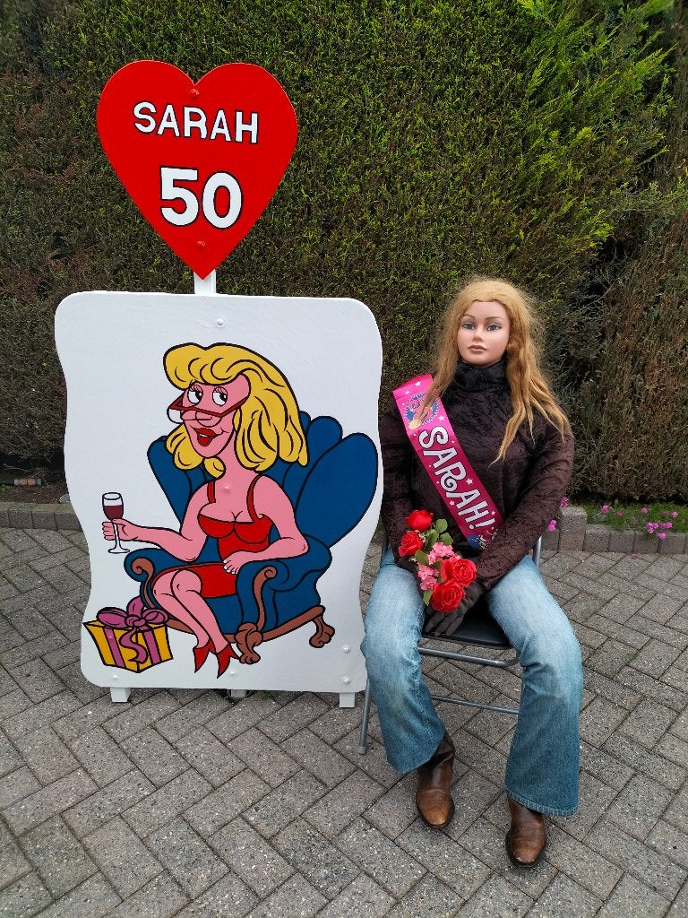 Sarah met cadeau en glaasje wijn tuin versier set uniek., Ophalen, Nieuw, Abraham of Sarah