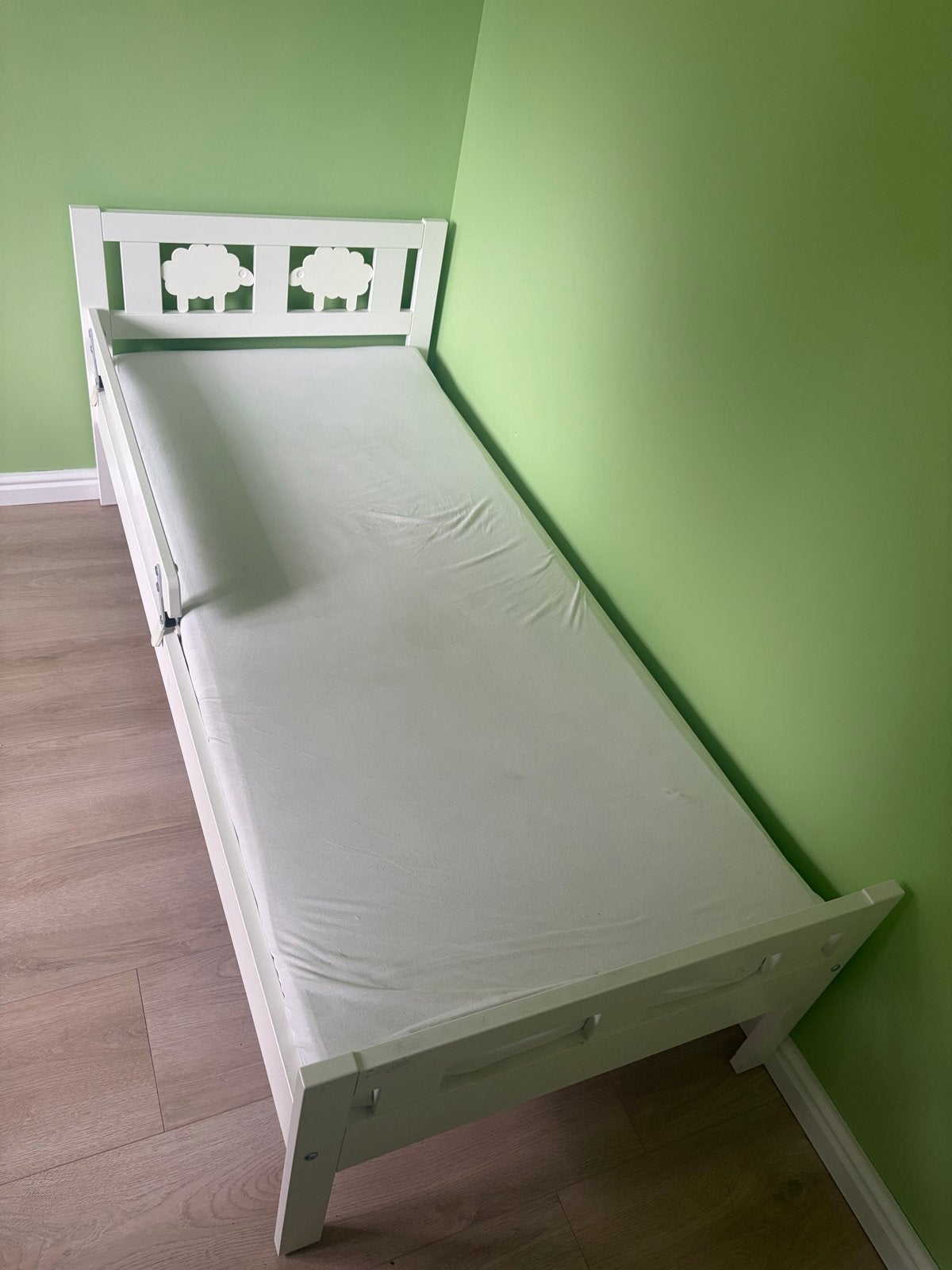 GRATIS mooi peuterbed met schaapjes, Huis en Inrichting, Slaapkamer | Bedden, Ophalen, Gebruikt, Wit, 190 cm of minder