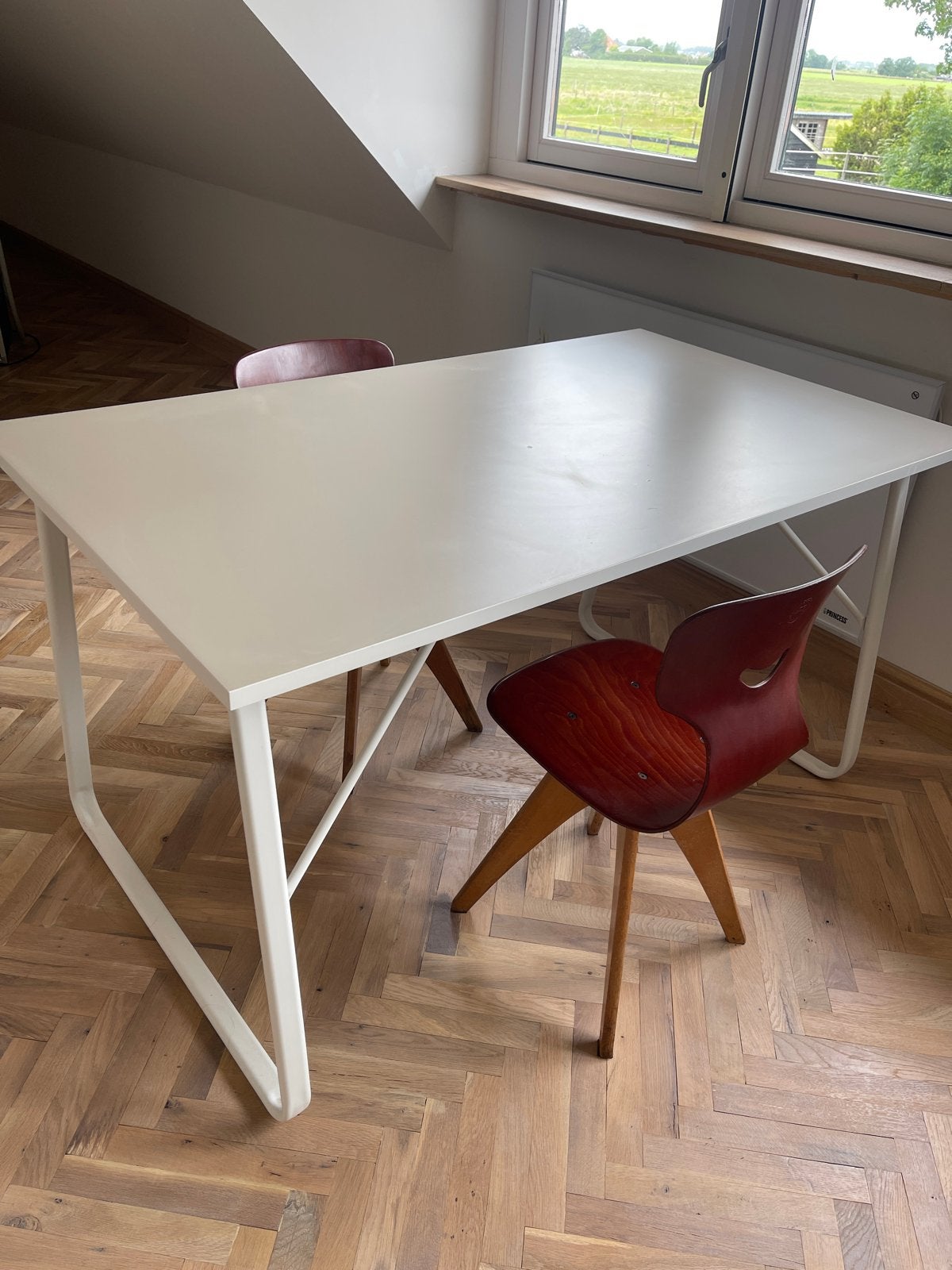 Beige bureau met wit metalen onderstel IKEA, Huis en Inrichting, Bureaus, Ophalen, Gebruikt