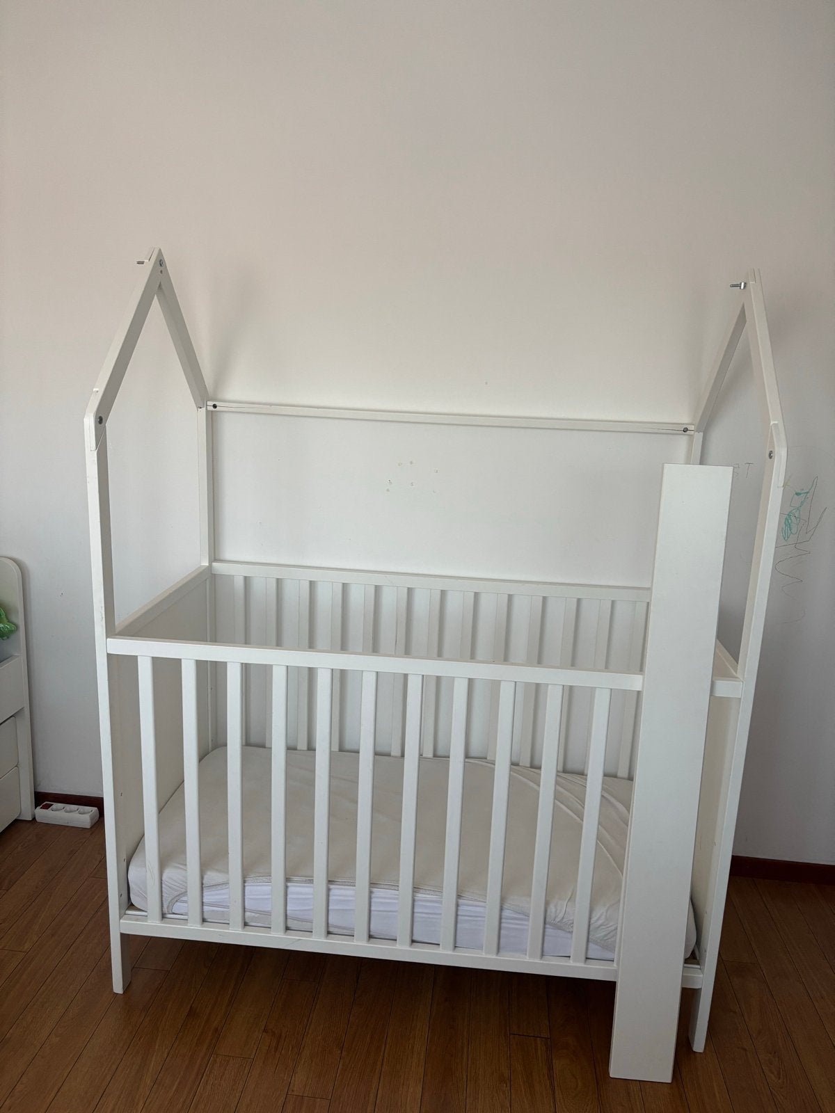 Wit ledikant met huisframe en matras, Ophalen, Gebruikt, Ledikant